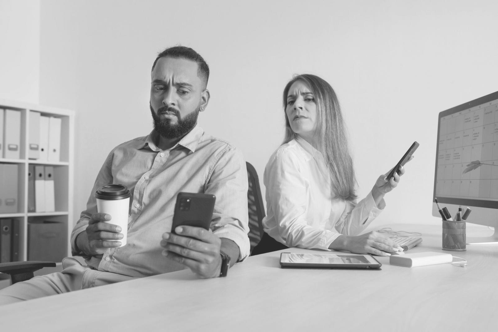Emprendedores trabajando con herramientas financieras
