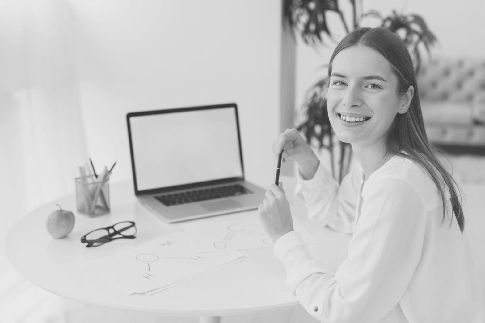 Emprendedores analizando gráficos financieros en una oficina moderna