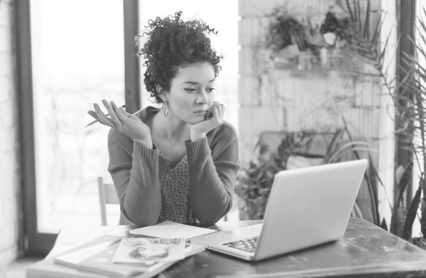 Emprendedores trabajando en finanzas de startup